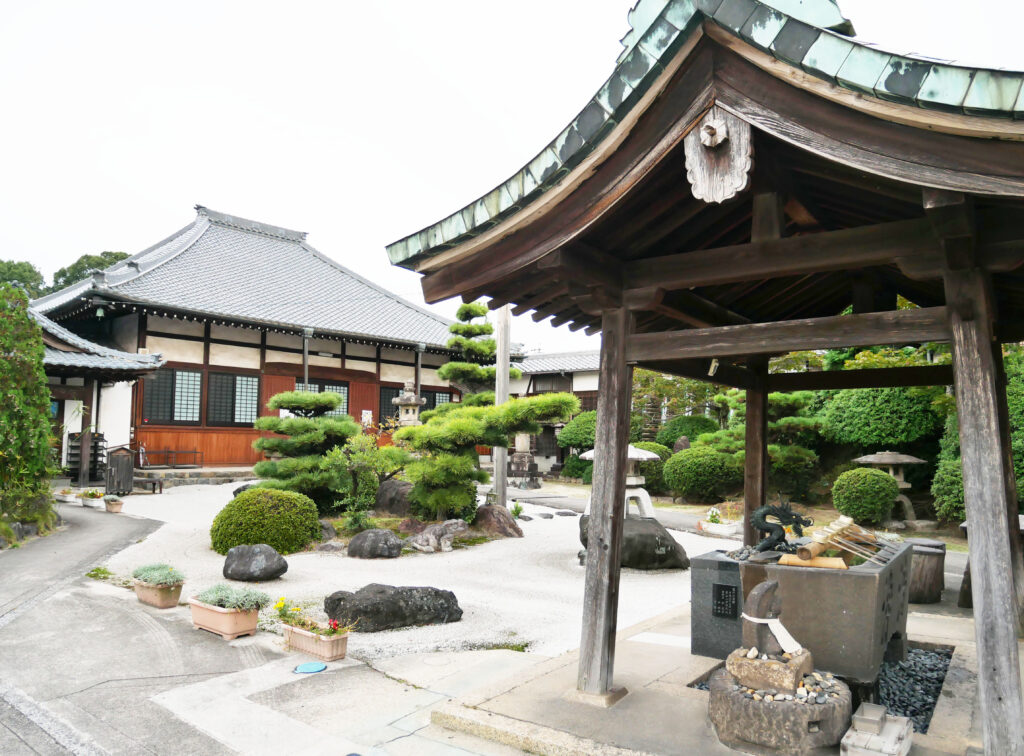 常福寺の境内